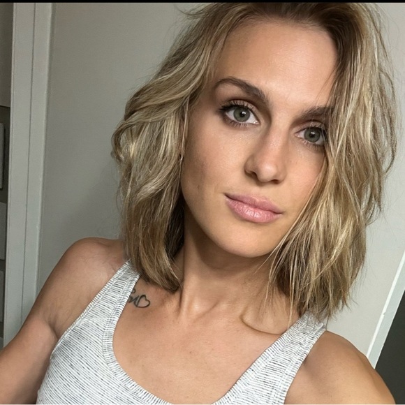 Meet your Posher, Stephanie - Picture 1 of 4